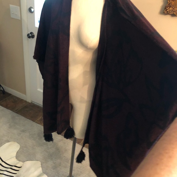 Shawl or Capelet - Picture 6 of 15
